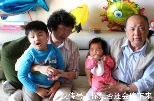 小两口|有一种拖累叫“老人假带娃”,看起来很辛苦其实全凭嘴,太坑娃