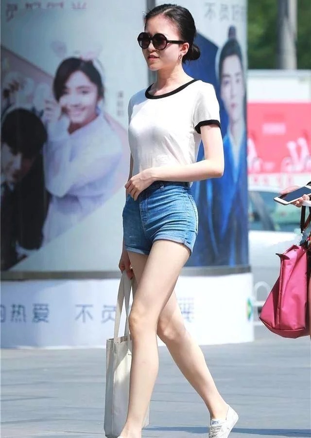 街拍：穿开衩连衣裙的小姐姐，身材好气质佳，甜美可爱