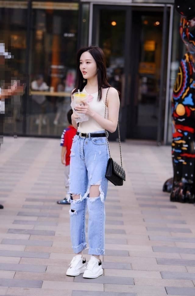 路人街拍，搭配牛仔热裤，秀出迷人的大长腿