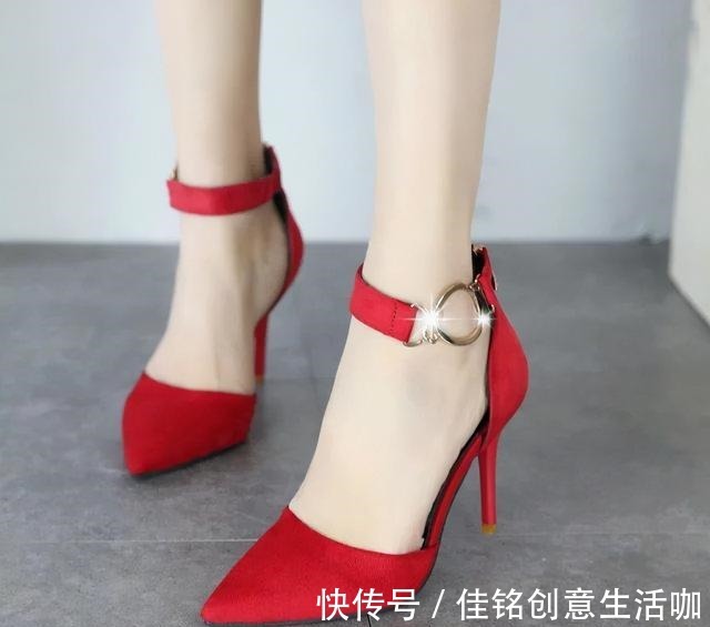 脚型 百搭一字扣带高跟鞋,尖头细跟完美修饰脚型,显瘦显高谁穿谁美丽!