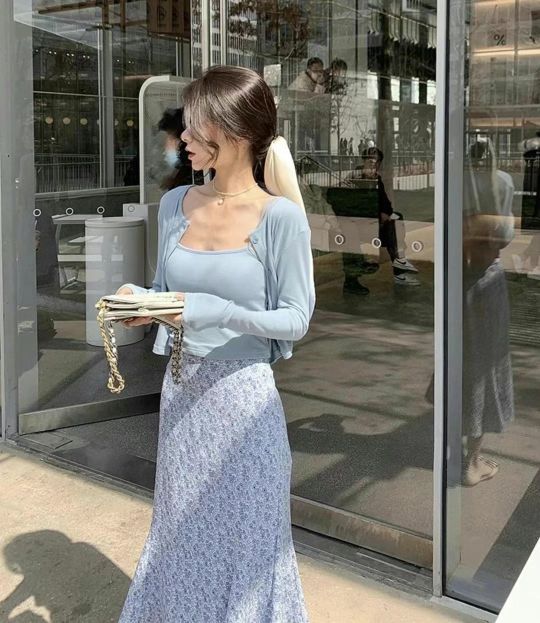 女生必穿的吊带配上碎花裙，这样穿真的是美炸了