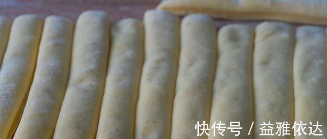 油条最简单的做法，不用泡打粉，加上它，个个空心又酥脆，太香了