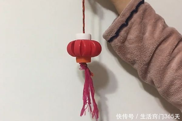 卖废品时,一定要把塑料瓶盖留下,用线穿在一起,家家户户都需要