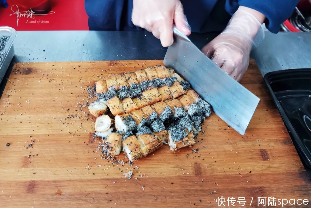 油条|这条非遗美食街上的“油条包麻糍”，不仅卖相好看，味道也不错