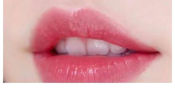 唇色 如何正确涂抹口红?适合素颜和淡妆使用的显白口红推荐