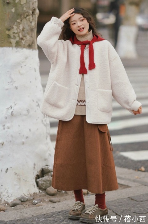 时髦 今年建议多穿羊羔毛外套,搭配卫衣、毛衣、半身裙,保暖又时髦