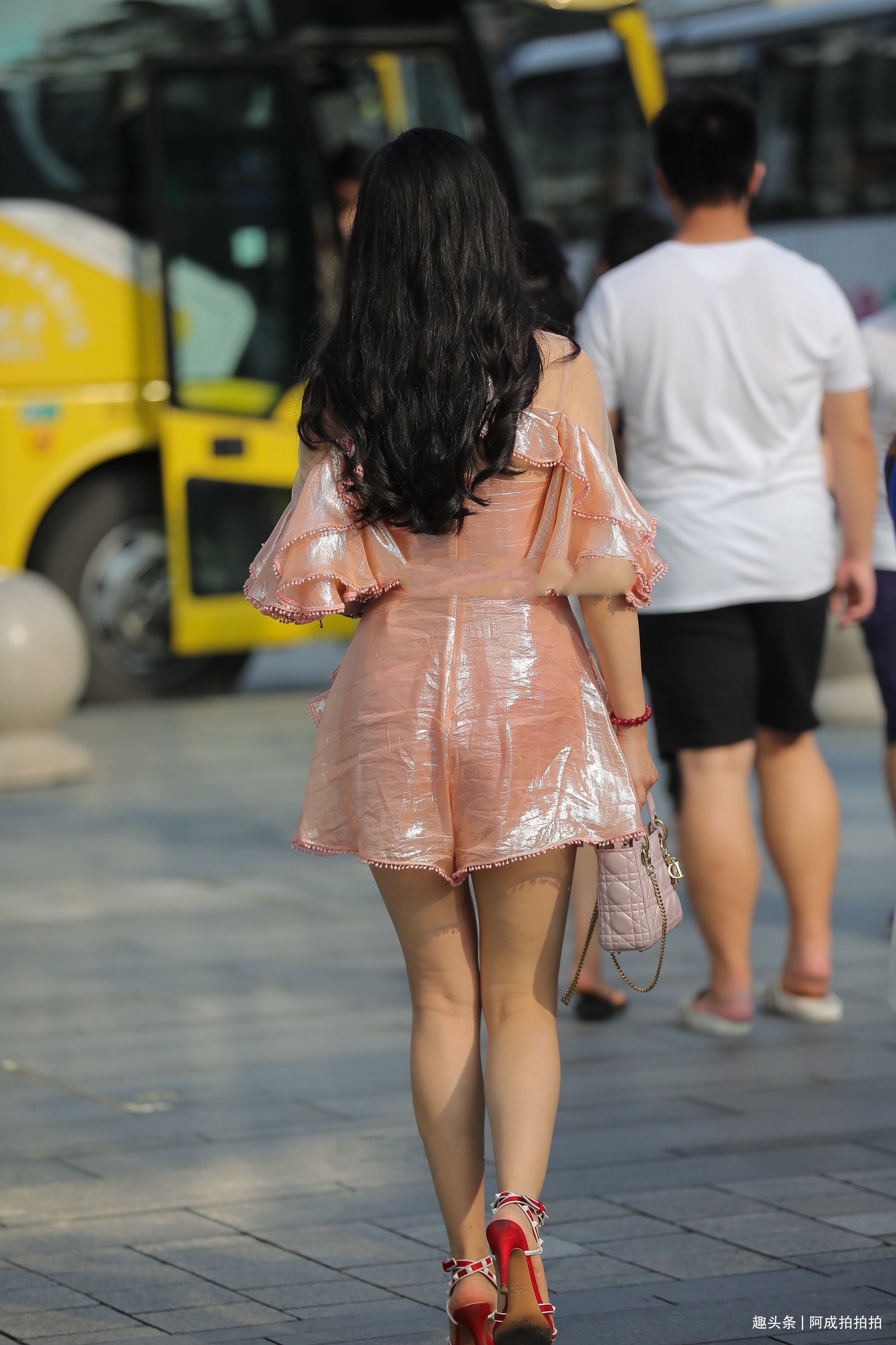 亮色连衣裙的优越感,魅力十足,华丽典雅