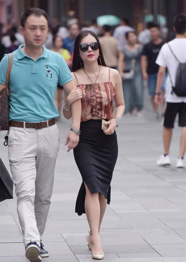 显瘦|又火了一种“另类”穿法, 裹着“围裙”出门, 时髦显瘦又高级!