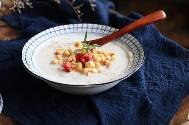 燕麦|小米怎么烹饪有创意又有营养水果燕麦不能少,老人小孩都合适