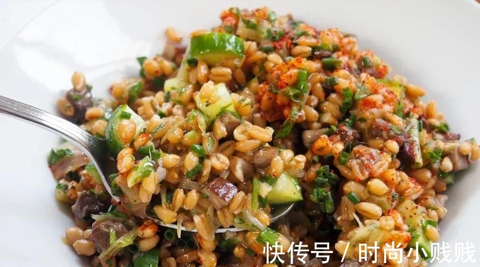 汤匙|韭菜蘑菇炒东北小麦,非常有特色风味和松脆感