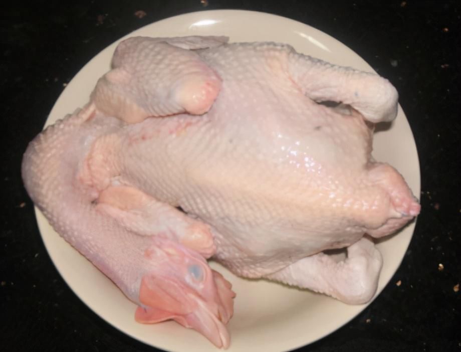  粤式|粤式白切鸡，别直接下锅煮，牢记“1泡2提”，白切鸡皮爽肉滑