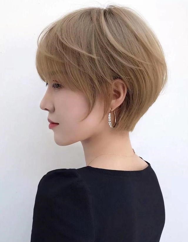 利落 女人过了40岁发型这样剪,时尚利落又洋气,显小10岁都不止