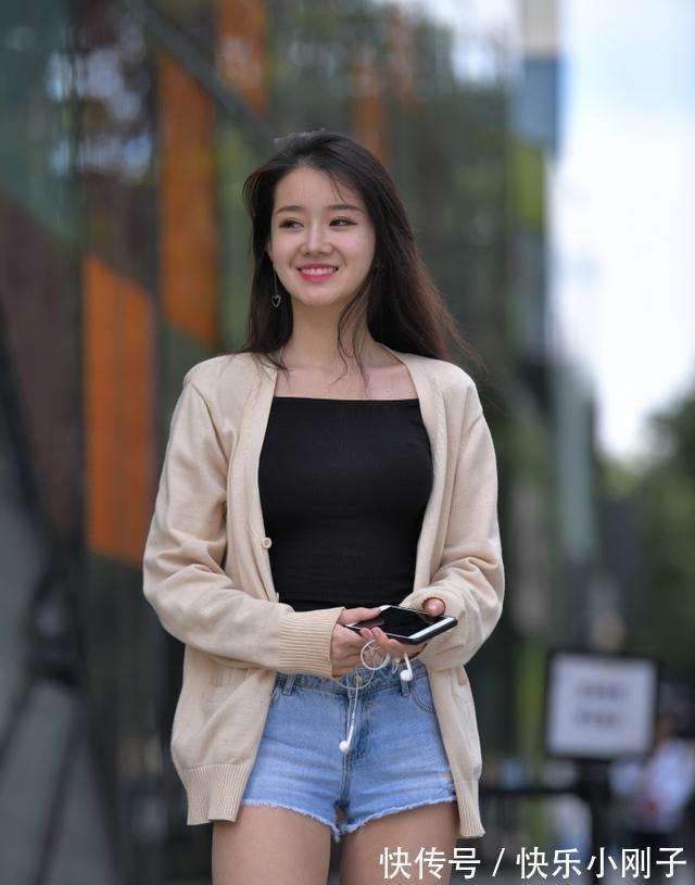 上身 打底裤的穿搭示范,日常着装的风格显得个性又有型,比例也好