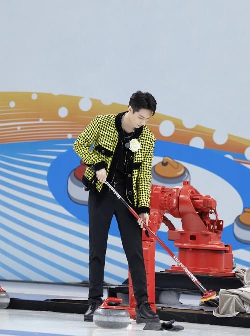 彭昱畅|取代彭昱畅?成《向往的生活》常驻嘉宾,穿军大衣现身