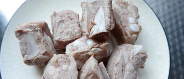 家常版糖醋排骨,这样做出来,大人小孩都喜欢吃