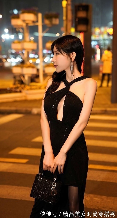 小黑裙 一袭小黑裙去参加新年的年会,全场的焦点就是你啦
