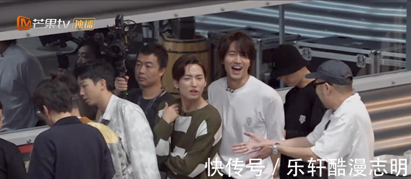 《披荊斬棘》陣營對決戰，規則升級，言承旭抱熱狗轉圈，友誼滿滿