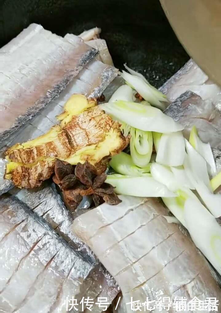黑膜|今天大厨来教你一个小窍门，炸出的带鱼一点都不腥而且更酥脆