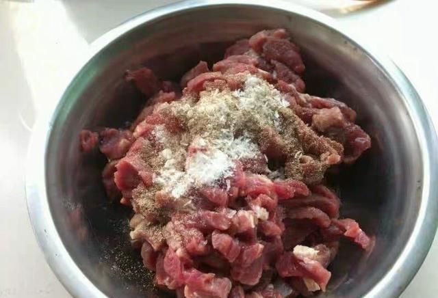 60岁大厨甭管炒啥肉,下锅前只需多加这1步,汁香肉嫩还不塞牙