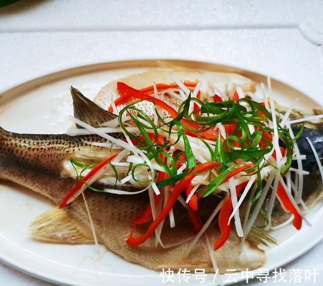 一道味道鲜美的清蒸鲈鱼，鱼肉鲜嫩！