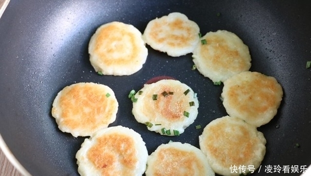 试试|土豆别再炒了,试试这样做,上桌就抢光了,好吃到爆