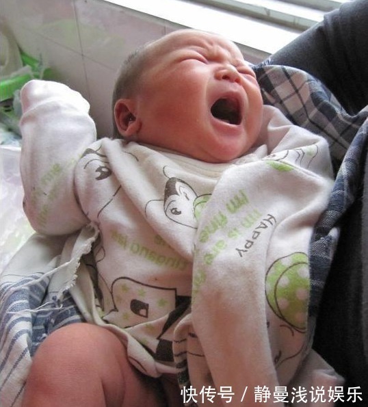 医生|婴儿面带微笑出生的,95后妈妈高兴,医生却反手打了孩子一巴掌