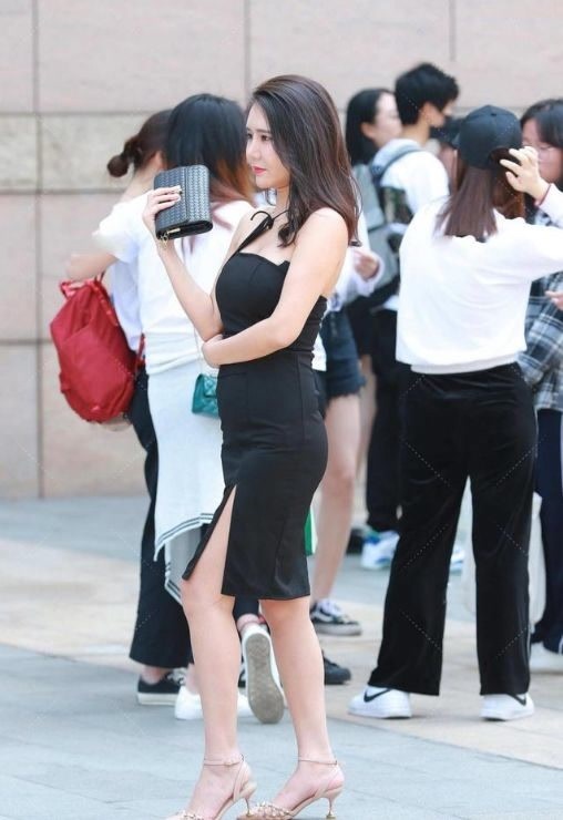 修身长裙 深灰色修身长裙,上身舒适,时尚大气