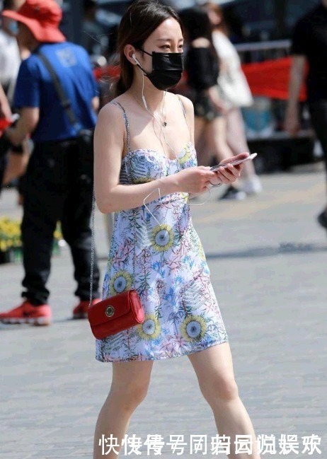 美女一袭吊带花花裙,既时髦又能释放出独有的魅力