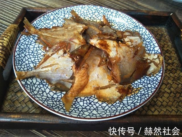 炖鱼时,先煎鱼还是先加水?教你炖鱼小妙招,鱼肉完整不碎