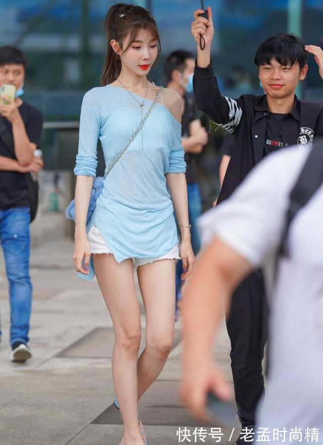 女神|街拍:有特点的衣服穿在身上会更好看,充分展现女神气质增添时尚韵味