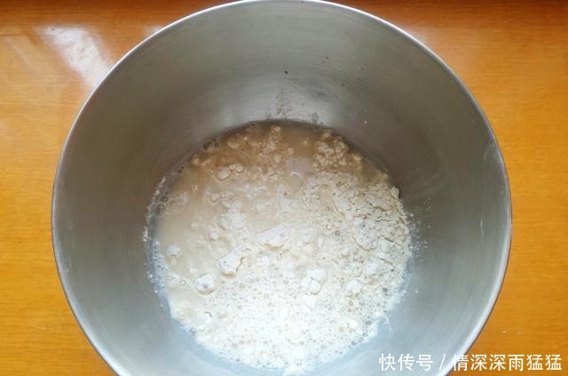 它是欧洲人的主食面包之一,只需2种材料就能做,健康美味有嚼劲