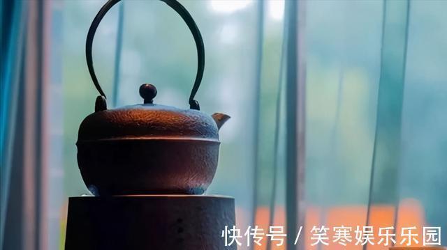 |沙雕动画,搞笑:偷偷抽老爹的烟,竟被老妈错认成老爹