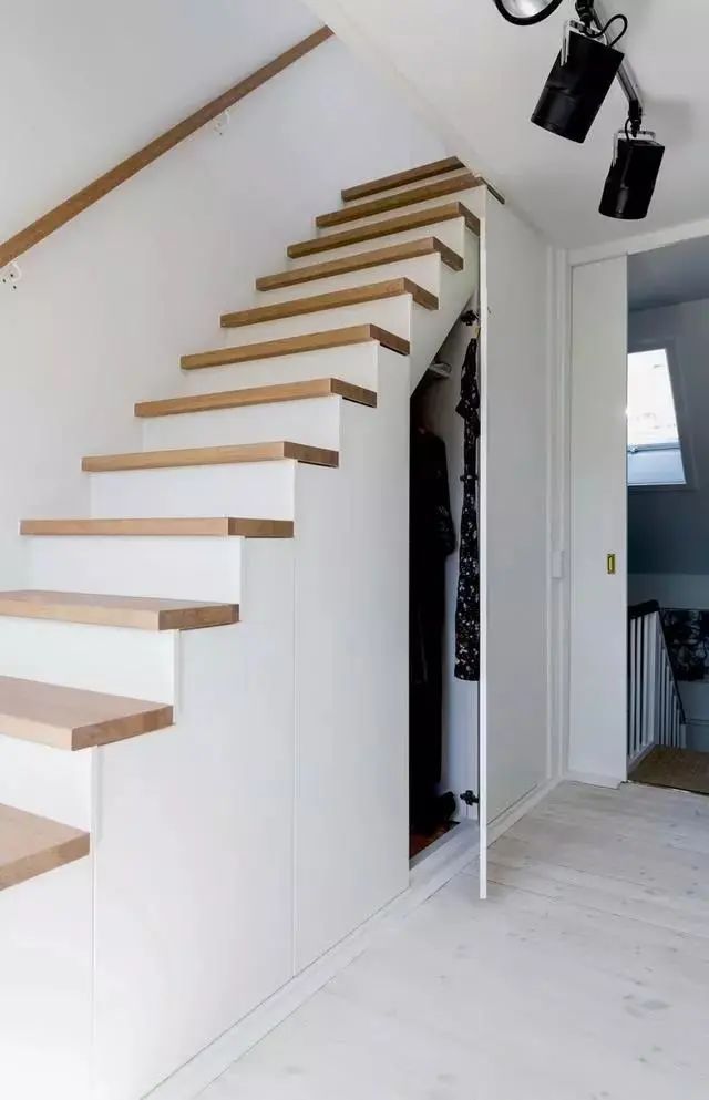 衣帽间|你家衣柜还做上下分体现在流行这样一门到顶的设计,时尚又大气