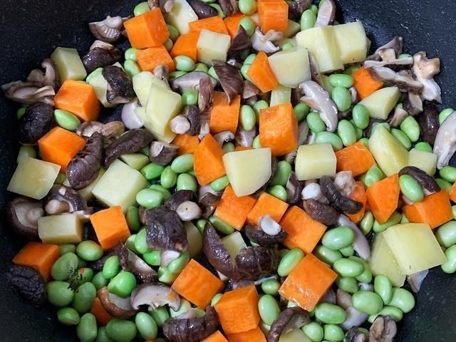 孩子|天热犯懒就吃它，饭菜一锅出，简单营养，孩子大人都吃得香