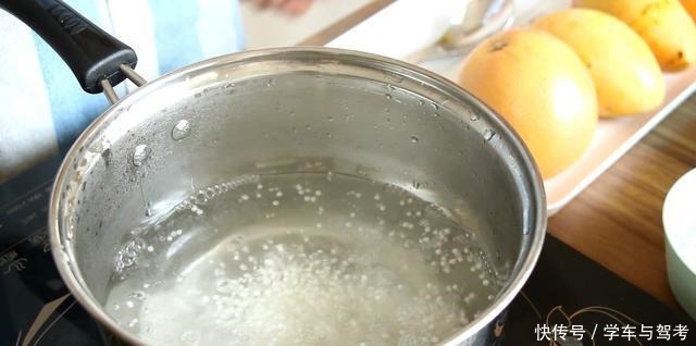 用芒果自制网红甜品,甜品店三十块钱一份,自己做五块钱吃过瘾