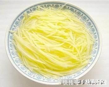土豆丝下锅前,做好这3个步骤,炒出来不粘锅,又脆又嫩又爽口!