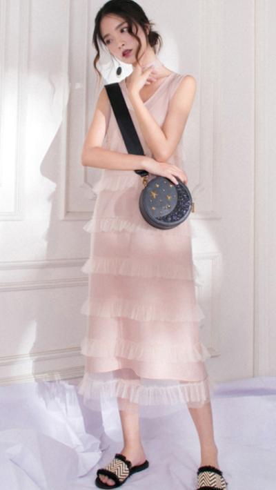 街拍:美女身穿吊带长裙,素雅的色调清新温婉,尽显优雅靓丽美