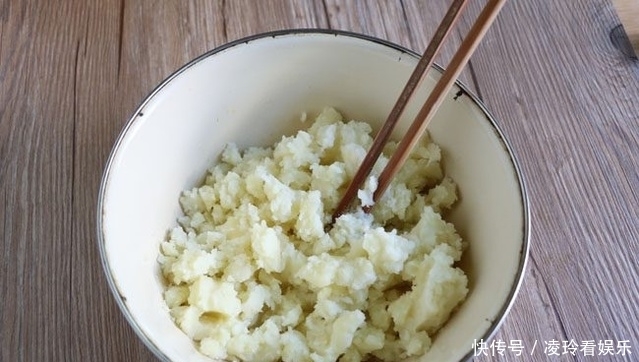 试试|土豆别再炒了,试试这样做,上桌就抢光了,好吃到爆