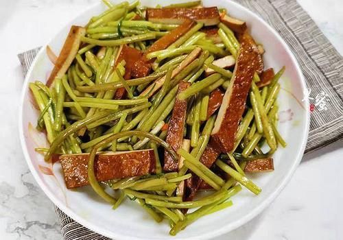  一家三口的午餐，简单家常菜，咸甜皆有，汤鲜菜也香，超赞