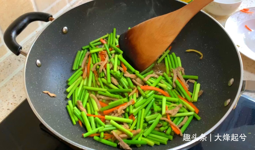 炒蒜苔时，有人过油有人过水，都不对，教你正确做法，鲜嫩又入味