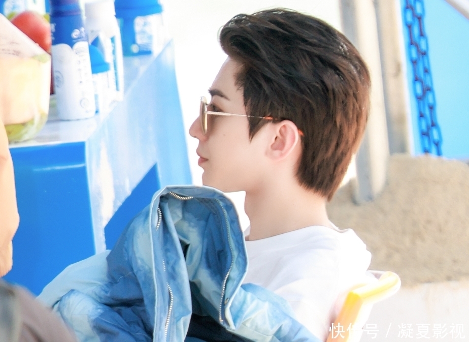 跑男 蔡徐坤三亚穿棉服,手中的东西亮了,这才是录制跑男的正确方式