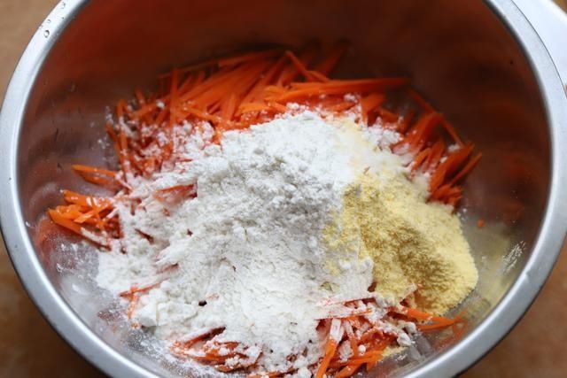 软香|跟妈妈学了个胡萝卜的新吃法,软香不上火,头一次做就成功了