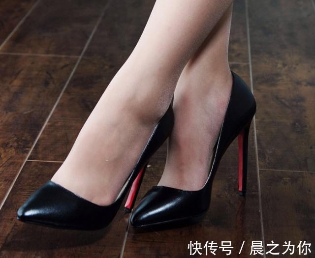 气息 细跟鞋增添一点优雅的气息,让你看起来更加时尚!