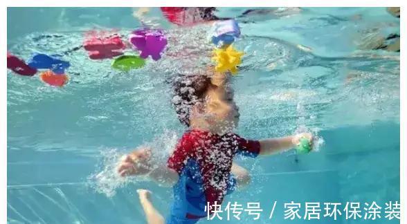 婴幼儿|6月的宝宝就学会爬行了？原来一直坚持游泳