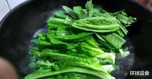 油炸花生米|花生米和它是绝配，简单拌一拌，美味下饭，营养极高，不懂太可惜