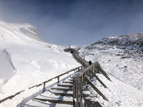 冬季的长白山西坡，零下34度漫天冰雪，天池时隐时现