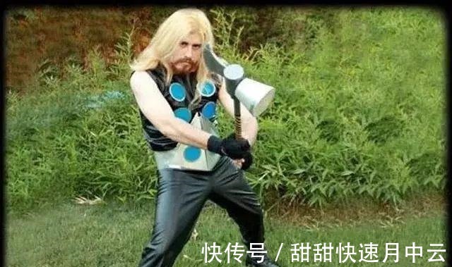 肚皮|毁童年的Cos形象,成龙Cos的春丽成了经典,爱丽儿的焦点在肚皮上