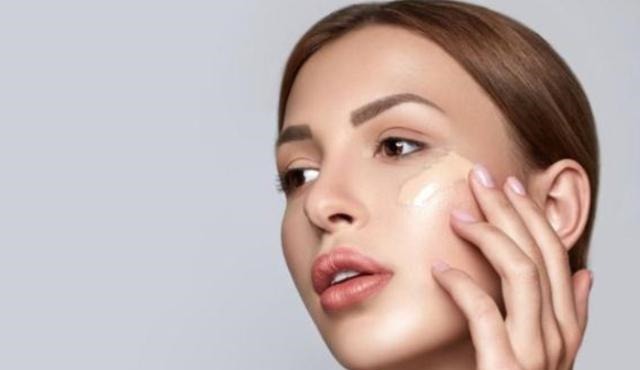 粉底 “粉底液”不能瞎涂,这几个步骤没做好,难怪底妆总是卡粉不服帖!