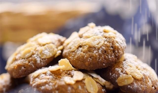 麦片不仅能冲泡,放入两个鸡蛋做成饼,早餐吃它健康又美味