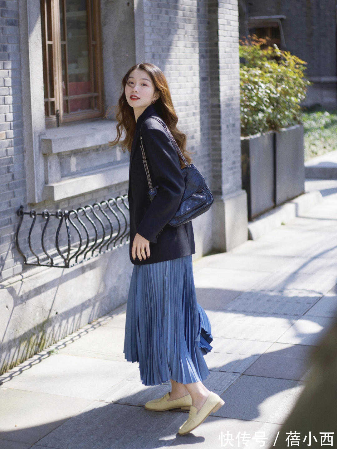 乐福鞋 今年春季火了这3条半身裙,配毛衣和西装都很合适,好看还实用